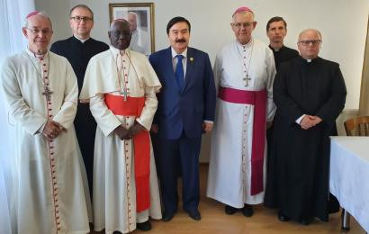 Председатель Правления Центра Б. Сарсенбаев встретился с Его Высокопреосвященством кардиналом Робертом Сарой