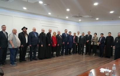 Діни бірлестіктер жиналысында Астанада өткен Әлемдік және дәстүрлі діндер лидерлерінің VIII Съезд жұмысы қорытындыланды