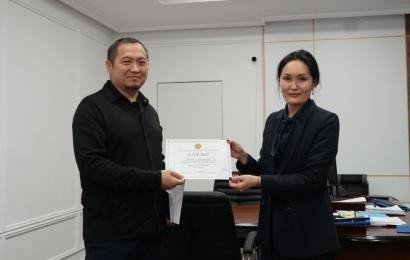 Орталықтың Басқарма Төрайымы Орталықтың қызметкерлеріне Қазақстан Республикасы Сенат Аппаратының Басшысы Максим Споткайдың атынан Алғыс хаттар табыстады