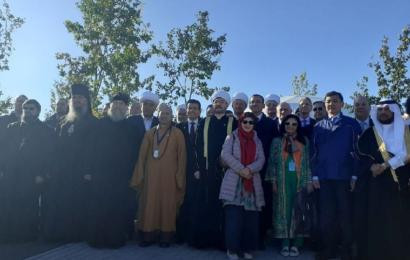 Әлемдік және дәстүрлі діндер лидерлерінің съезіне келген делегаттар “Бейбітшілік және келісім” саябағында ағаш егуге қатысты