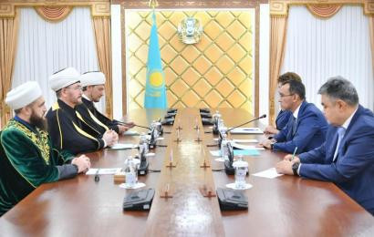 Съезд делегаттарымен кездесті