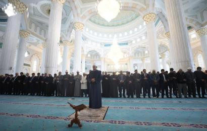 Grand Imam of Al Azhar meets participants in Congress of Leaders of World and Traditional Religions