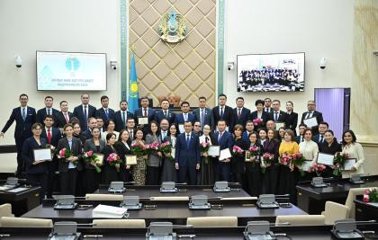 Қазақстан Республикасы Парламенті Сенатының басшылығы Конфессияаралық және дінаралық диалогтың халықаралық орталығының  қызметкерлерін алғыс хаттармен марапаттады